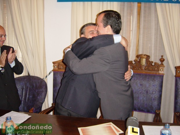 Hermanamiento
Abrazo entre los Alcaldes de los municipios hermanados.
