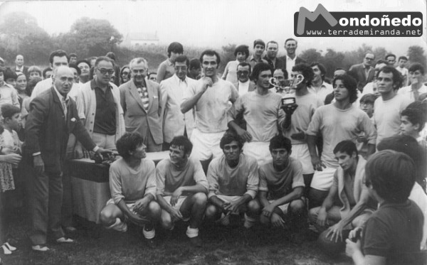Equipo de fútbol
Equipo con la copa el 10 de septiembre de 1973.
