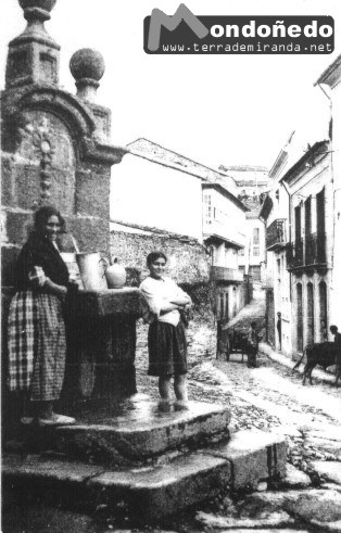 Fonte San Xoan
Mujeres en la fuente. Foto cedida por Tarsicio Rico.
