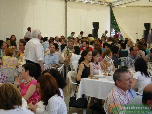 Instituto - 50 Aniversario
Gente disfrutando de la comida de confraternización.
