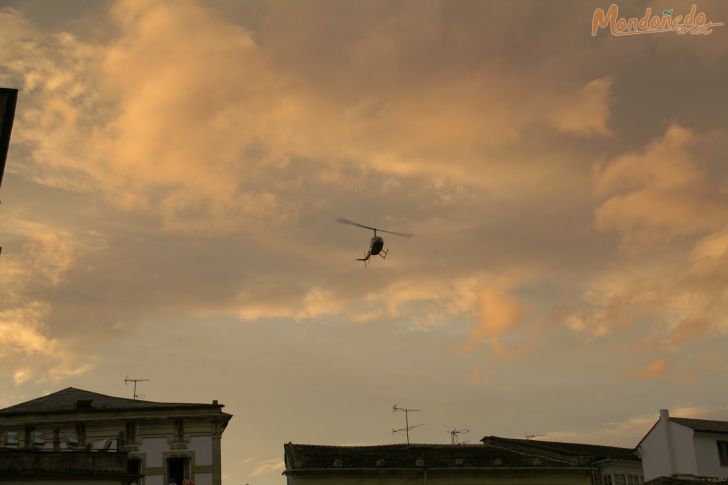 Nocturno para aullidos y pezuñas
Helicóptero sobrevolando la plaza
