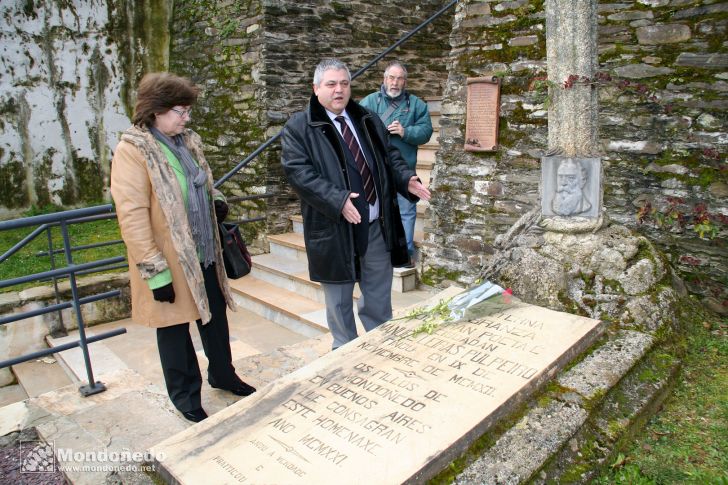 Homenaje a Álvaro Cunqueiro
También llevaron flores a la tumba de Leiras Pulpeiro
