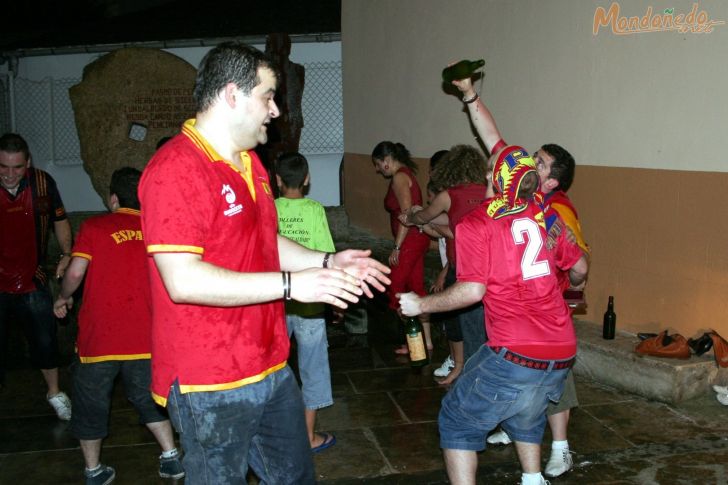Mondoñedo celebra la victoria de España
Celebrando la victoria en la Fonte dos Pelamios
