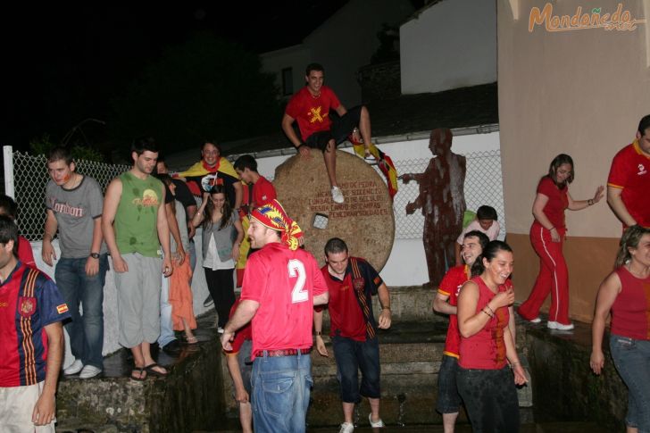 Mondoñedo celebra la victoria de España
Mondoñedo con la selección de fútbol
