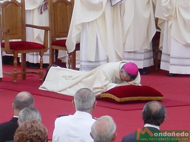 Ordenación del nuevo Obispo
Sánchez Monge postrado durante las letanías
