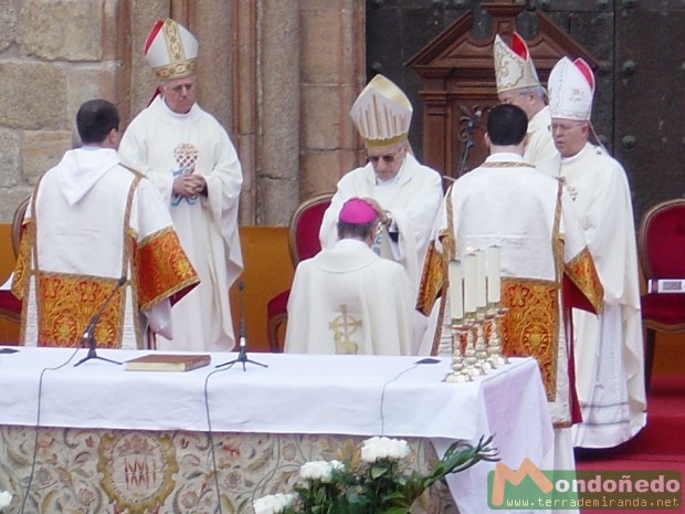 Ordenación del nuevo Obispo
Imposición de manos
