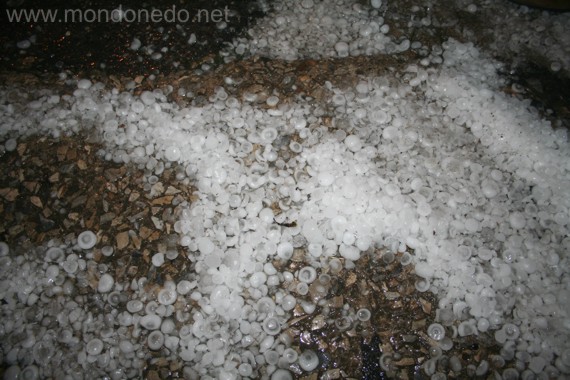 Granizo en el suelo