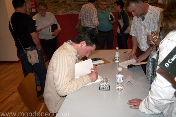 Firmando libros Firmando libros