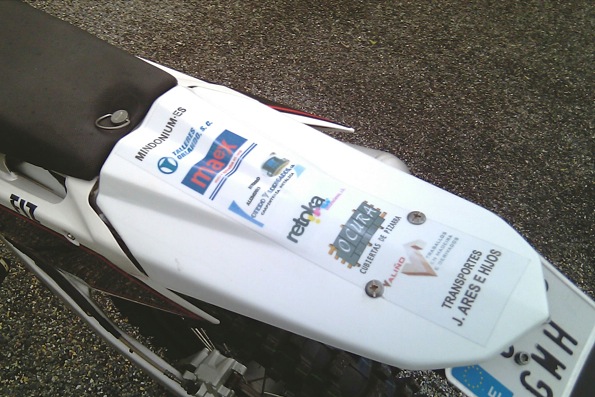 Moto con el logotipo Moto con el logotipo