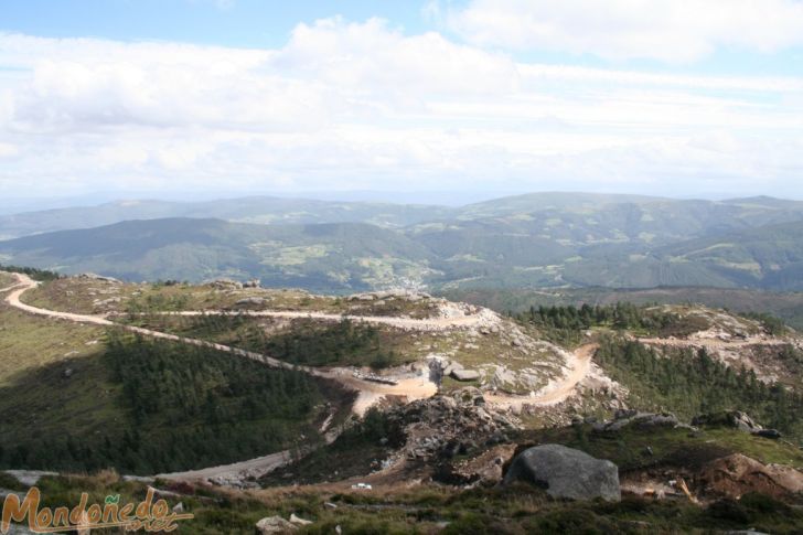 Parque eólico en la Toxiza
Pistas abiertas destrozando el monte
