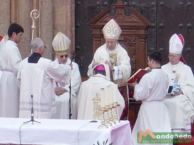 Ordenación del nuevo Obispo
Colocación de la mitra y entrega del báculo
