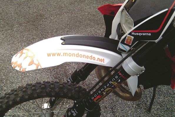 Moto con el logotipo